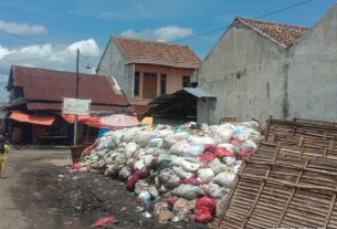 Warga Pasar Banjit Keluhkan Tumpukan Sampah