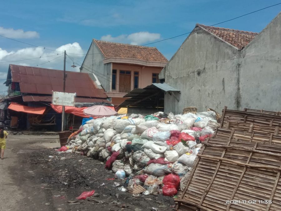 Warga Pasar Banjit Keluhkan Tumpukan Sampah