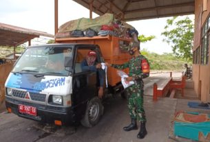 Babinsa Aktif Berikan Himbauan Prokes Dan Bagikan Masker di Tempat Pembuangan Akhir (TPA) Putri Cempo