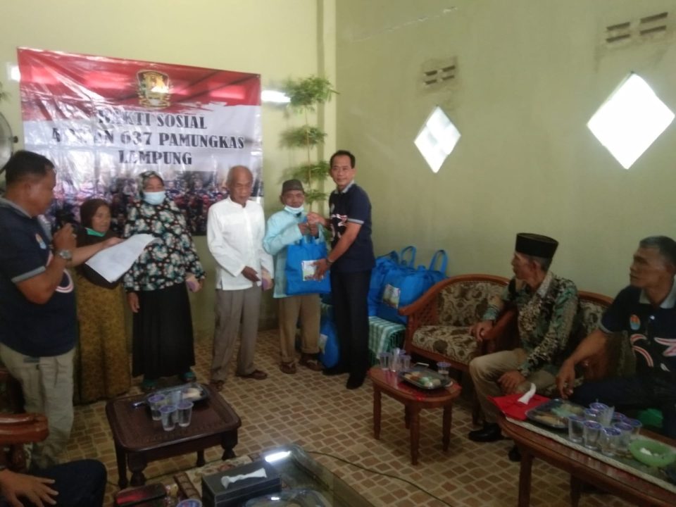 Gelar Bakti Sosial, Alumi 637 Pamungkas Lampung Bagikan Puluhan Paket Sembako Kepada Warga Lampung Tengah