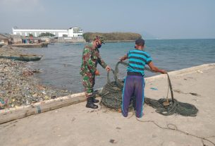 Jaga Potensi Laut, Babinsa Komsos Bersama Nelayan di Kelurahan Sukaraja