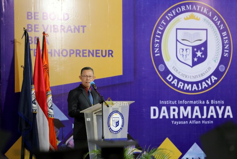 Sekdaprov Fahrizal Darminto Hadiri Wisuda ke -32 Institut Informatika dan Bisnis Darmajaya