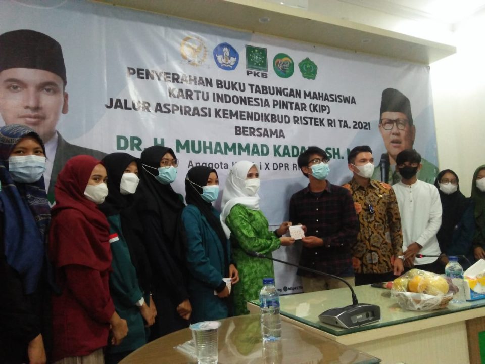 Peringati Maulid Nabi Forum Dakwah Fatayat Nahdlatul Ulama (NU) Serahkan Buku Tabungan 