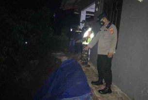 Peduli Warga Tiga Pilar Kelurahan Sumur Batu Pantau Lokasi Longsor