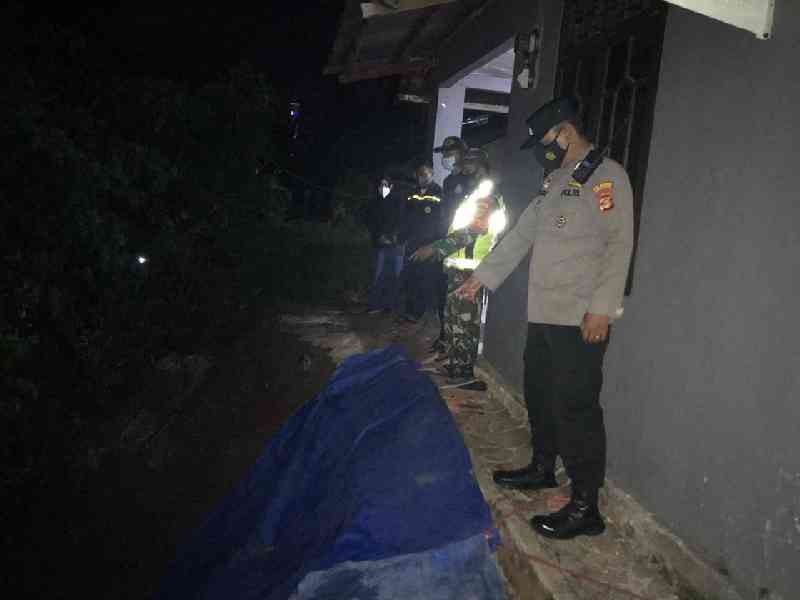 Peduli Warga Tiga Pilar Kelurahan Sumur Batu Pantau Lokasi Longsor