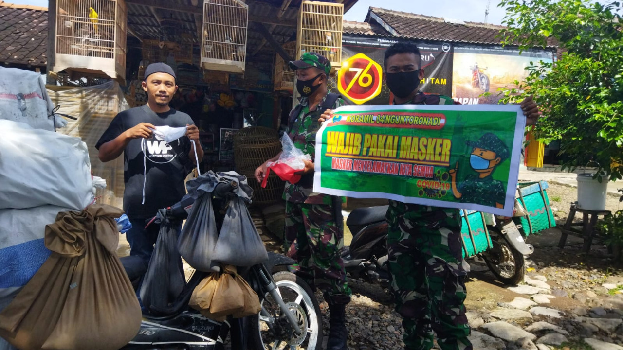 Ajak Warga Pakai Masker, Anggota Koramil 04/Nguntoronadi Rutin Gelar Operasi Gakplin Prokes