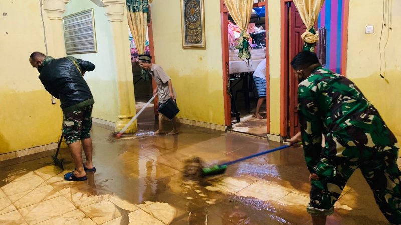 Anggota Koramil 410-04/TKT Monitoring dan Bantu Korban Banjir di Wilayah Kali Balau Kencana