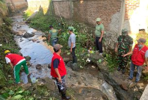 Anggota Koramil TBS Bersama Komponen Masyarakat Gotong Royong Laksanakan Grebek Sungai
