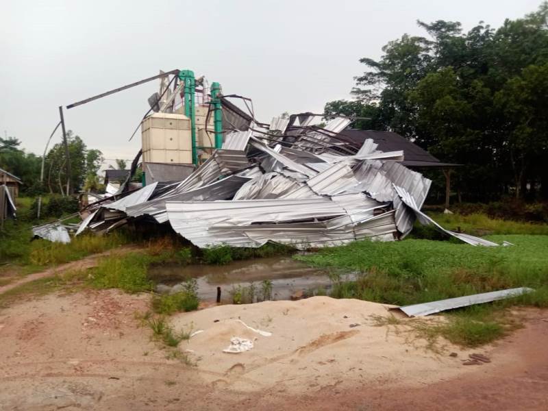 Angin Angin Kencang Disertai Hujan Porandakan Fasilitas Umum Dan Rumah Warga Tuba