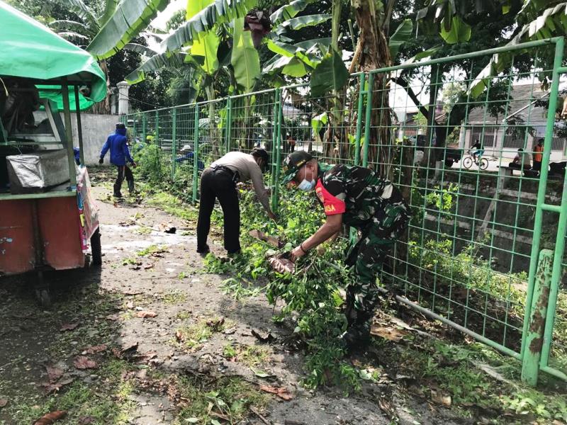 Antisipasi Banjir, Babinsa Bersama Bhabinkamtibmas Jagalan Laksanakan Kerja Bhakti diwilayah