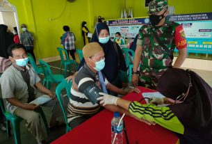 Babinsa Dan Bhabinkamtibmas Kawal Serbuan Vaksinasi Desa Tanjung Kesuma