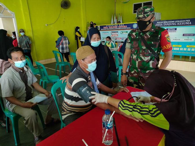 Babinsa Dan Bhabinkamtibmas Kawal Serbuan Vaksinasi Desa Tanjung Kesuma