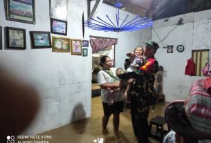 Babinsa Kelurahan Rajabasa Giat Monitor Banjir Dan Bantu Warga