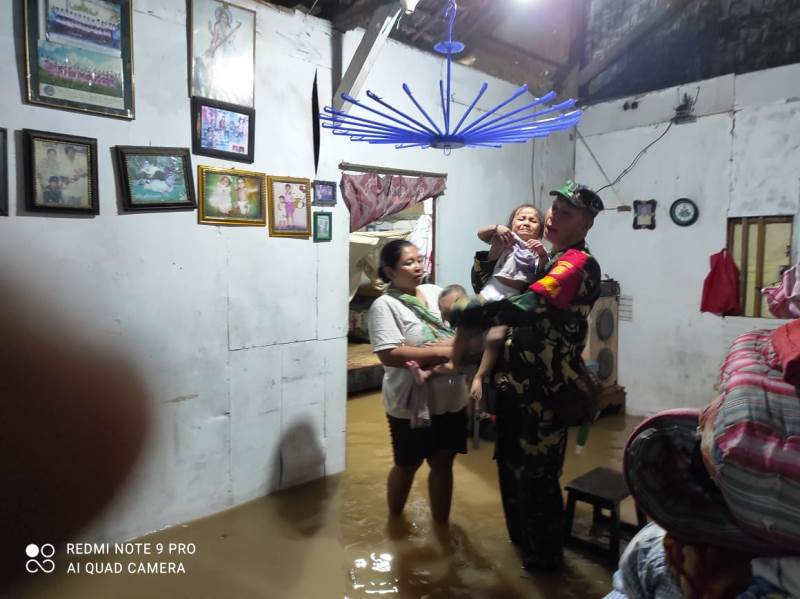 Babinsa Kelurahan Rajabasa Giat Monitor Banjir Dan Bantu Warga