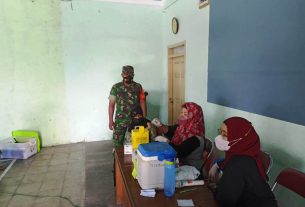 Babinsa Nguneng Dampingi Pelaksanaan Vaksinasi Di Desa Binaan