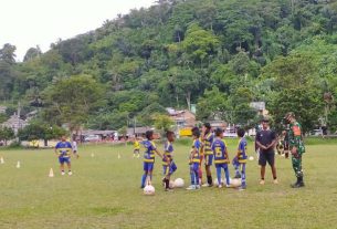 Pembinaan Teritorial, Babinsa Serda Nora Mirta Beri Motivasi Kepada Tim Sepak Bola di Wilayah Binaan