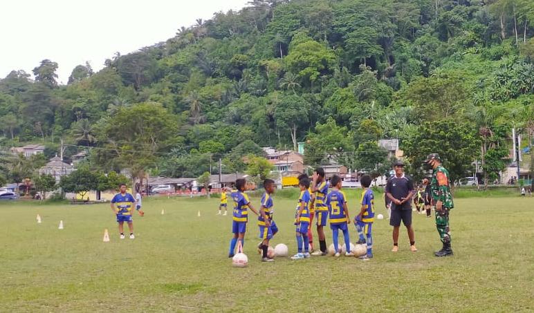 Pembinaan Teritorial, Babinsa Serda Nora Mirta Beri Motivasi Kepada Tim Sepak Bola di Wilayah Binaan