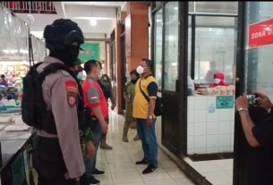 Babinsa,Anggota Polres,Satpol PP dan Satpam Gelar Operasi Yustisi Penertiban Penggunaan Masker di Pasar
