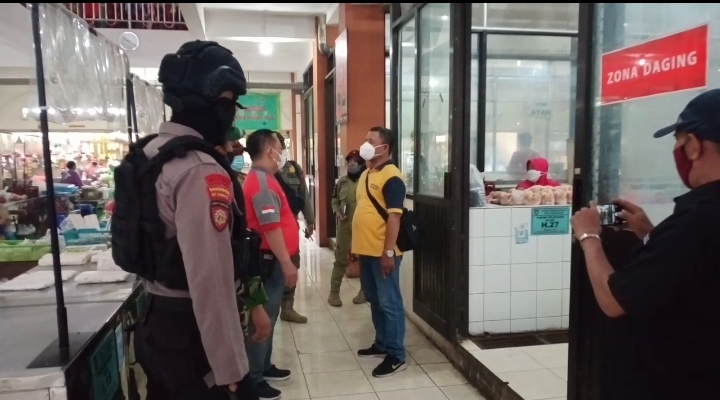 Babinsa,Anggota Polres,Satpol PP dan Satpam Gelar Operasi Yustisi Penertiban Penggunaan Masker di Pasar