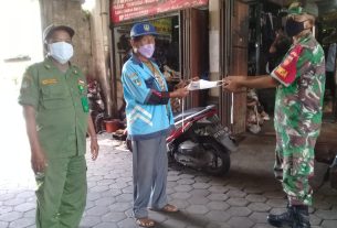 Bagikan Masker Gratis, Cara Jitu Babinsa Kelurahan Keprabon Dalam Mencegah Penyebaran Covid-19