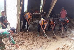 TNI-Polri Bersama Warga Bersihkan Longsoran Yang Menimpa Rumah Dan Tutup Akses Jalan Di Purwoharjo