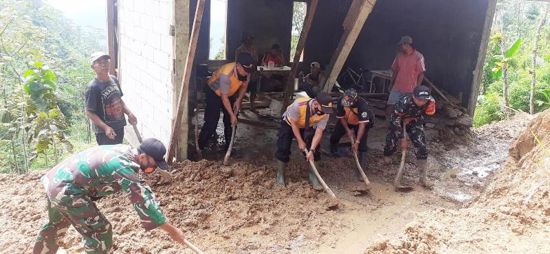 TNI-Polri Bersama Warga Bersihkan Longsoran Yang Menimpa Rumah Dan Tutup Akses Jalan Di Purwoharjo