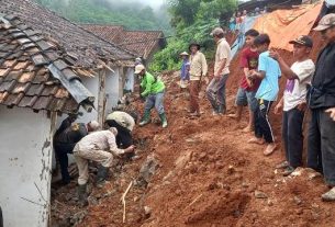 Bhabinkamtibmas Polsek Limau Cek dan Musibah Longsor di Pekon Batu Patah Kelumbayan