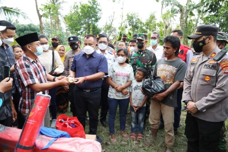 Bupati Lampung Selatan Berikan Bantuan Korban Rumah Roboh