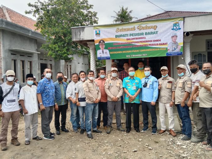 Bupati Pesisir Barat Menghadiri Pembagian Bantuan Penerima UMKM