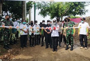 Bupati Tanggamus Bersama Komandan Kodim Menutup Kegiatan Karya Bakti TNI