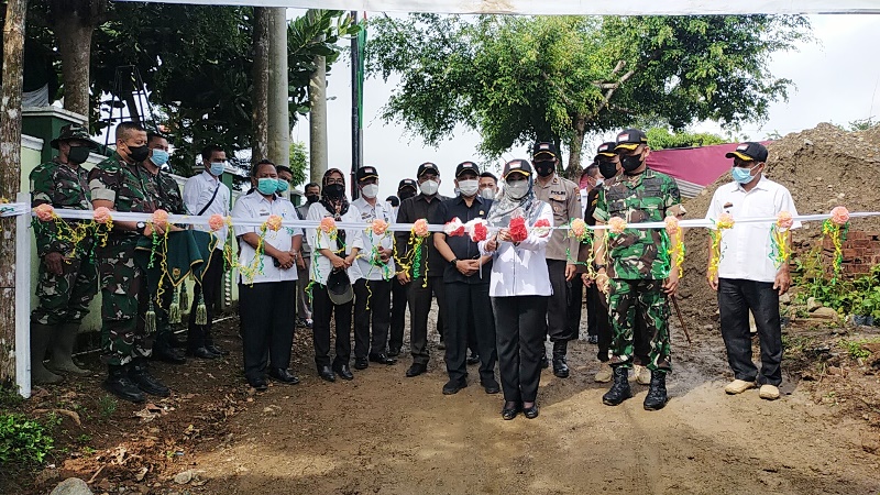 Bupati Tanggamus Bersama Komandan Kodim Menutup Kegiatan Karya Bakti TNI