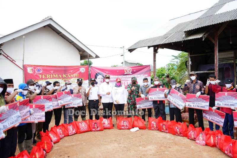 Bupati Winarti Berikan Bantuan Kepada Warga Korban Angin Puting Beliung