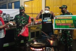 Dengan Humanis, Anggota Koramil 04/Nguntoronadi Ajak Warga Selalu Memakai Masker