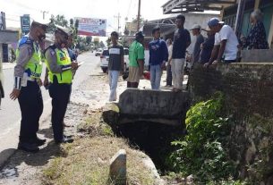 Gerak Cepat Sat Lantas Polres Tanggamus Olah TKP Kecelakaan di Jalinbar Gisting