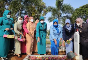 Hari Ibu ke-93, TP PKK Provinsi Lampung Ziarah dan Tabur Bunga di Komplek Taman Makam Pahlawan Tanjung Karang