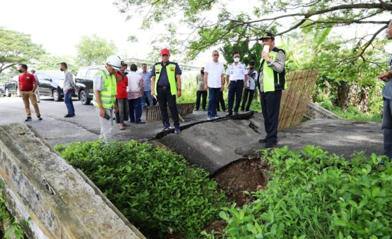 Hujan Deras, Jembatan Ambrol, Nanang Lakukan Peninjauan