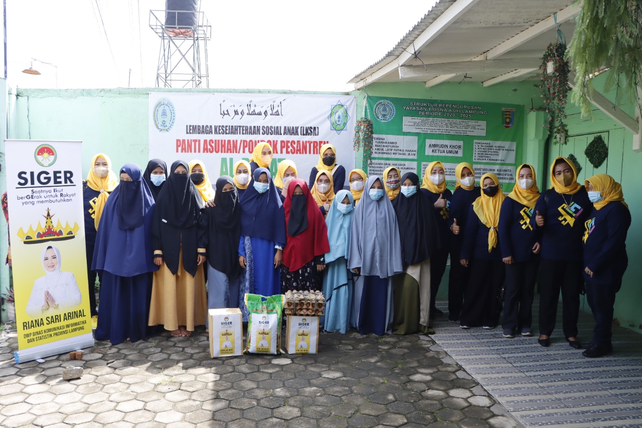 Dharma Wanita Dinas Kominfotik Provinsi Lampung Menyalurkan Bantuan Sembako