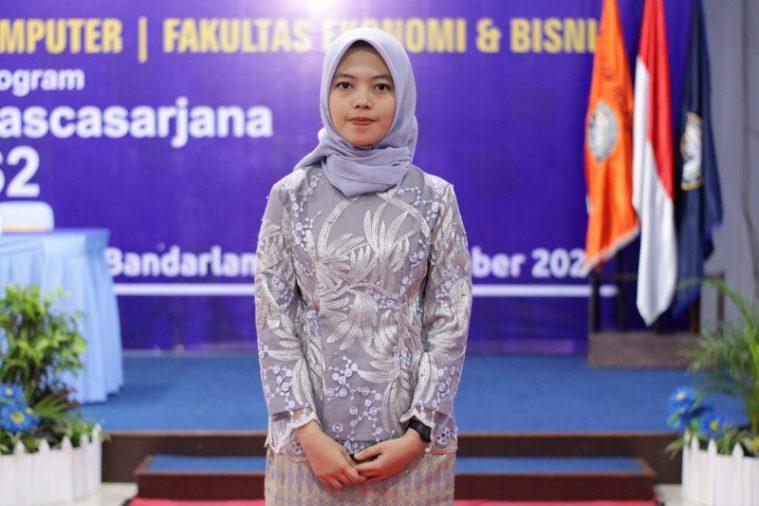 Ingin Tahu Kisah Wisudawati Kampus Biru Diterima Kerja Sebelum Wisuda, Baca Artikel Berikut!