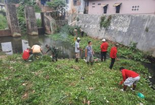 Jaga Lingkungan Agar Tetap Bersih dan Bebas Banjir, Koramil 410-01/Panjang Laksanakan Gotong Royong Bersama Warga