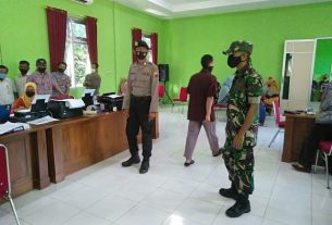 Babinsa Koramil 16/Jatiroto Bersama Bhabinkamtibmas Dampingi Pelaksanaan Vaksinasi