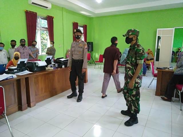 Babinsa Koramil 16/Jatiroto Bersama Bhabinkamtibmas Dampingi Pelaksanaan Vaksinasi