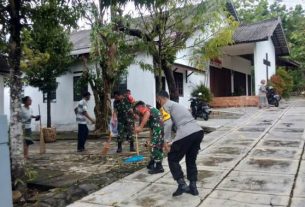 Jelang Perayaan Natal, Koramil 10/Wuryantoro Bersama Polsek Bersihkan Lingkungan Gereja