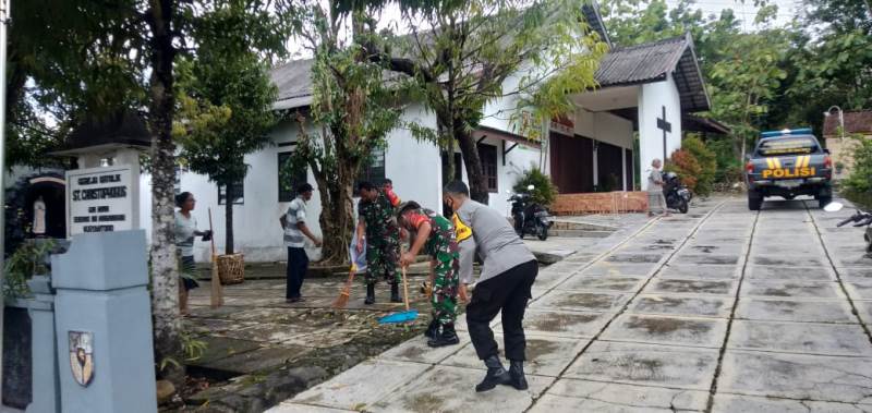 Jelang Perayaan Natal, Koramil 10/Wuryantoro Bersama Polsek Bersihkan Lingkungan Gereja