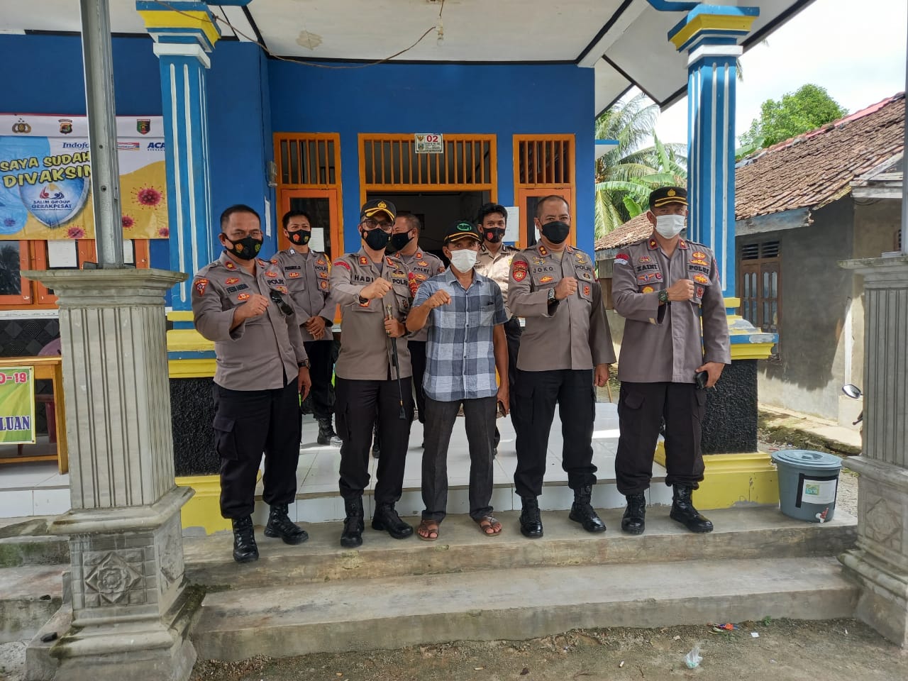 Kapolres Lampung barat pesisir barat tinjau vaksin di pekon Padang haluan.