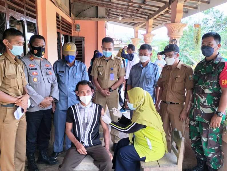 Kapolsek dan Uspika Gelar Vaksinasi Covid-19 Dari Rumah ke Rumah