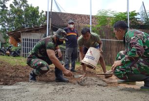 Karya Bhakti Satkowil Kodim 0410/KBL Laksanakan Pembangunan Lapangan Bola Volly di Pinang Jaya