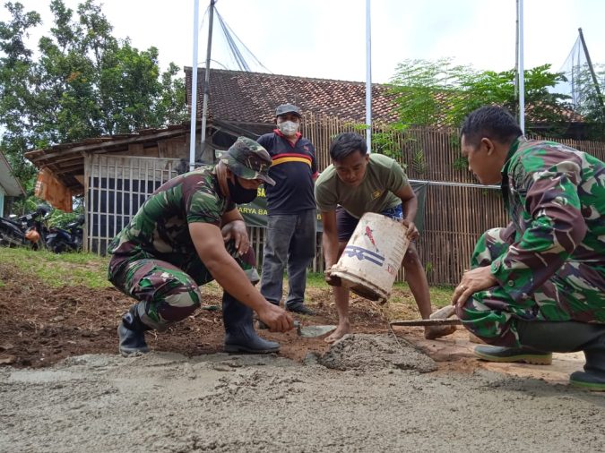 Karya Bhakti Satkowil Kodim 0410/KBL Laksanakan Pembangunan Lapangan Bola Volly di Pinang Jaya