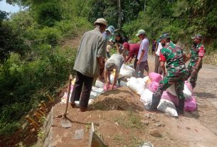 Kebersamaan Babinsa Dan Warga Saat Perbaiki Tanggul Yang Rusak