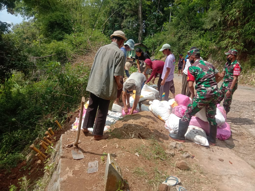 Kebersamaan Babinsa Dan Warga Saat Perbaiki Tanggul Yang Rusak