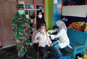 Kejar Pencapaian Target, TNI-Polri Bersama Nakes Gelar Vaksinasi Massal Diberbagai Lokasi